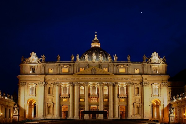 Nachtaufnahme von der Basilika S.Pietro (Petersdom) als DRI aus sechs Aufnahmen