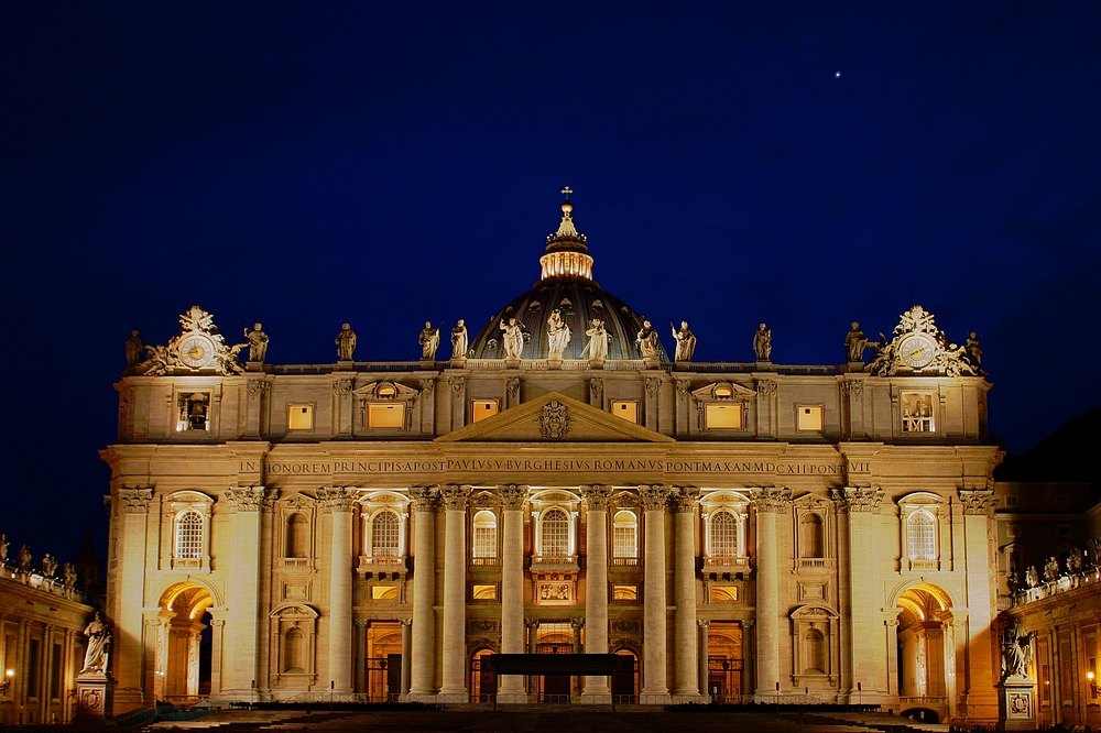 Urlaubsfoto vom beleuchteten Petersdom am Abend. Der Himmel ist dunkelblau und es ist der Abendstern zu sehen. 