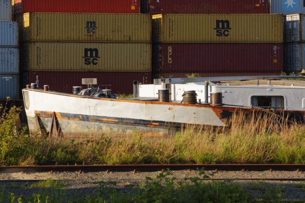 Das Frachtschiff Solvere vor Containerkulisse