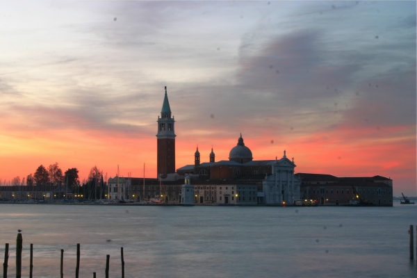 Ein Bild vom Kloster Santa Giorgio Maggiore im frühen Morgenlicht. Das Bild ist voller Sensorflecken