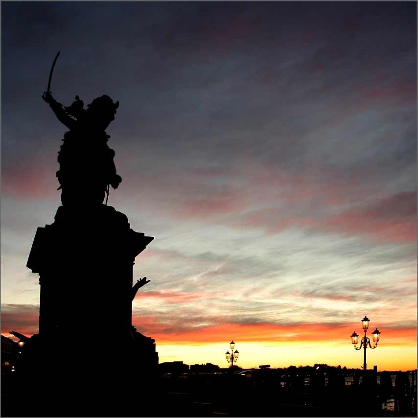 Sonnenaufgang in Venedig. Die Farben am Himmel sind pastellig bis kräftig. Von Gelb bis lila ist alles dabei. 