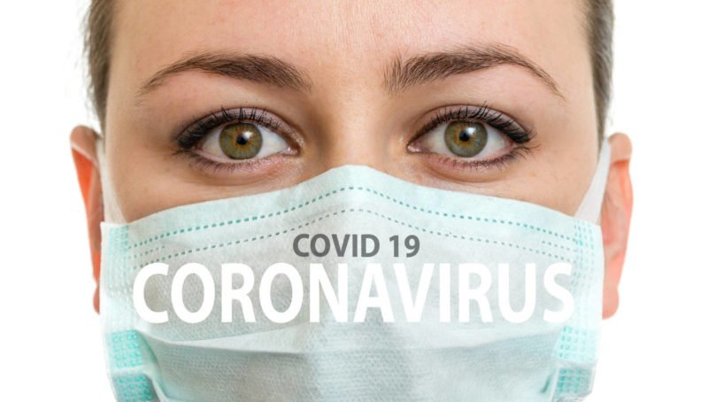 Frauengesicht mit Schutzmaske. Text: Covid 19 Coronavirus