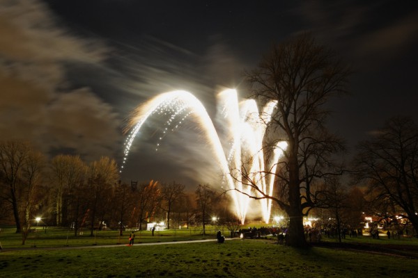 zu lang belichtetes Bodenfeuerwerk