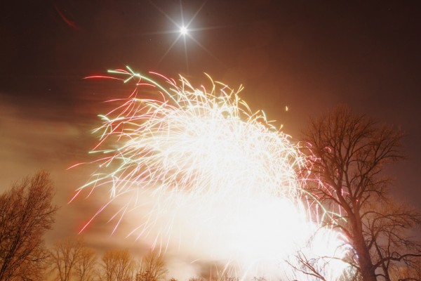 Ein überstrahltes Feuerwerksbild mit viel Rauch